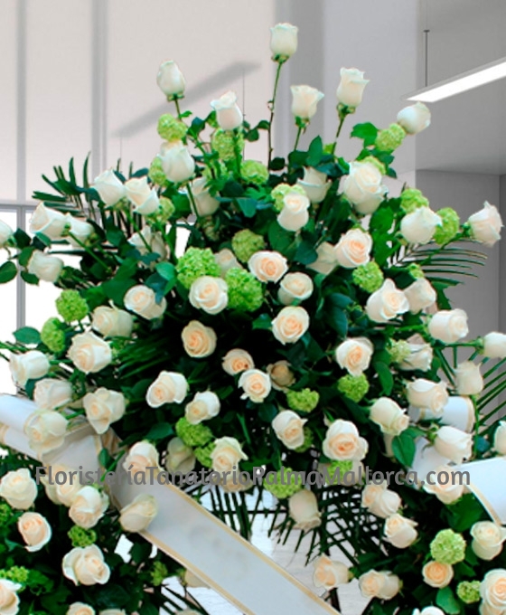Corona funeraria de rosas blancas para Palma de Mallorca